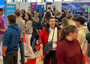 Aussteller und Besucher bei der ABI Zukunft Messe