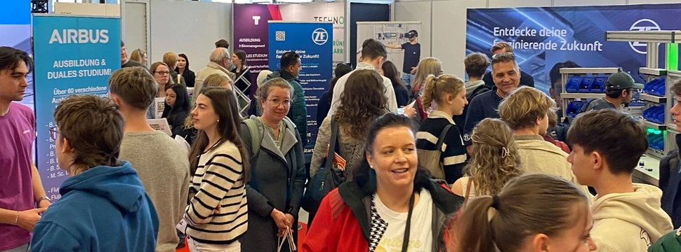 Aussteller und Besucher bei der ABI Zukunft Messe