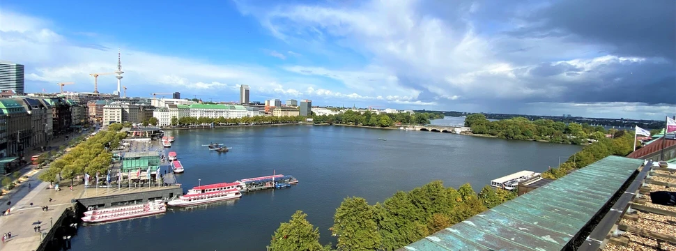 Blick auf die Binnenalster mit Jungfernstieg und Alsterpavillon