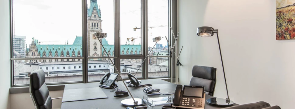 Büro mit Blick auf das Hamburger Rathaus, © EuropaKontor