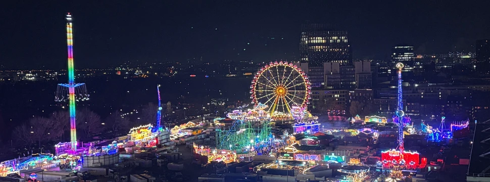 Leuchtende Fahrgeschäfte vom Hamburger Winterdom vom Hochbunker aus gesehen