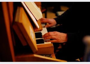 Tastatur der kleinen Hausorgel an Bord der Flussschifferkirche Hamburg