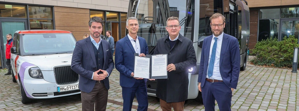 (von links) Holger Postl, Carsten Rinka, Dr. Lorenz Kasch und Dr. Anjes Tjarks mit unterschriebenem Letter of Intent, © vhh.mobility