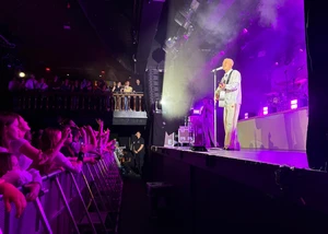 Gregor Hägele steht auf der Bühne und singt