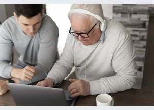 grand-parent-learning-use-digital-divice_klein