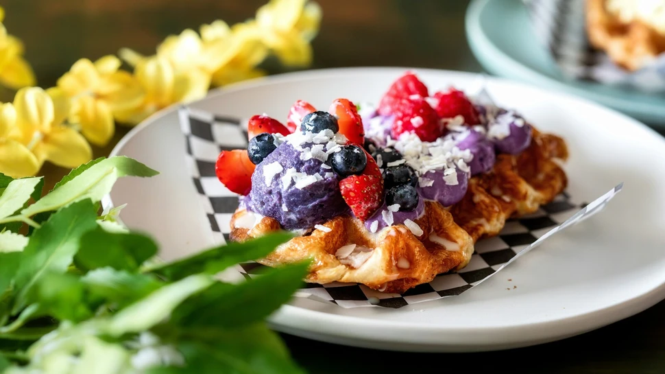 Waffeln mit Erdbeeren, Blaubeeren und Fruchtcreme