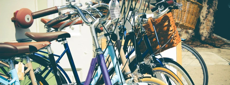 Fahrräder stehen nebeneinander