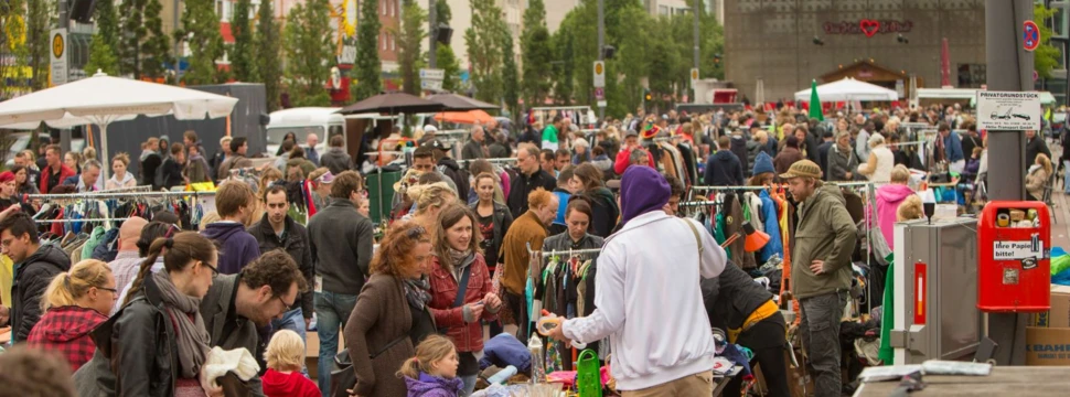 Viele Besucher an den Ständen des Anwohnerflohmarkt St. Pauli