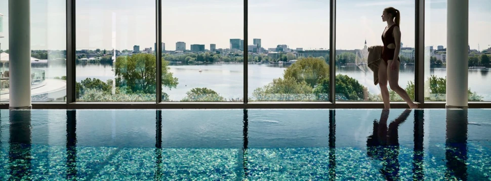 The Fontenay Innenpool mit Blick auf die Alster, © The Fontenay Hamburg