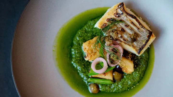 Galerie-Bild 1: weißer Teller mit aufwendig dekoriertem Gericht