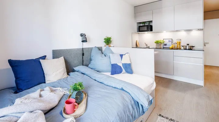 Galerie-Bild 2: Zimmer mit Bett und kleiner Küchenzeile