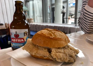 Fischbrötchen mit Brathering und Astra Knolle auf dem Tisch