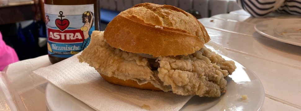Fischbrötchen mit Brathering und Astra Knolle auf dem Tisch