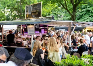 Personen an einem Weinstand auf dem Straßenfest Eppendorfer Achtel