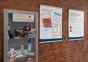 Wand mit Informationstafeln zum Verhalten bei Stromausfällen