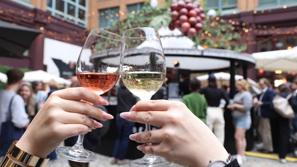 Weingläser beim Fest "Vive le vin!" in den Stadthöfen Anstoßen mit leckerem Wein beim Fest "Vive le vin!" in den Stadthöfen