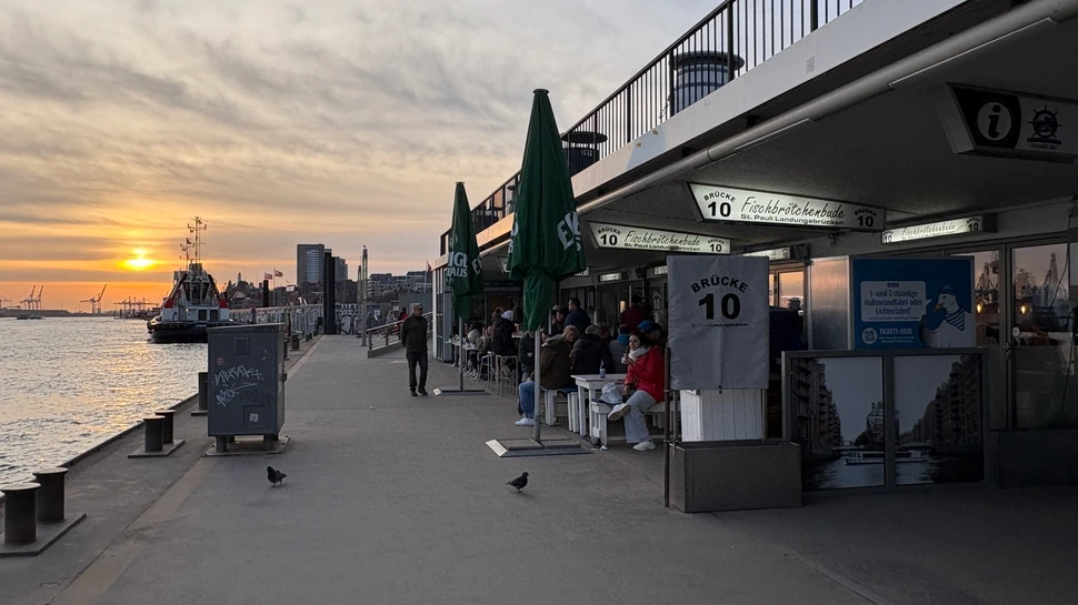Brücke 10 an den Hamburger Landungsbrücken mit Sonnenuntergang und Elbe im Hintergrund