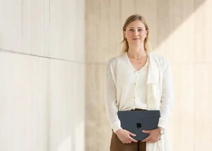 Nicole Severin, Leitung der Finanzberatung von femoney, mit einem Laptop in der Hand.