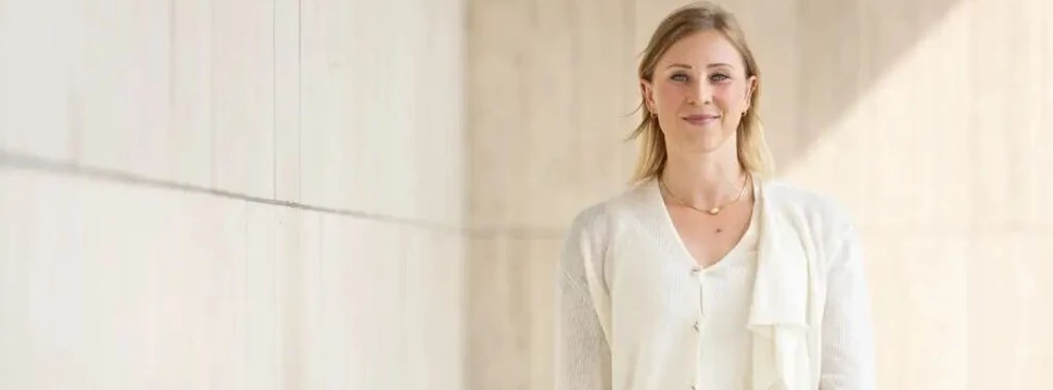 Nicole Severin, Leitung der Finanzberatung von femoney, mit einem Laptop in der Hand.