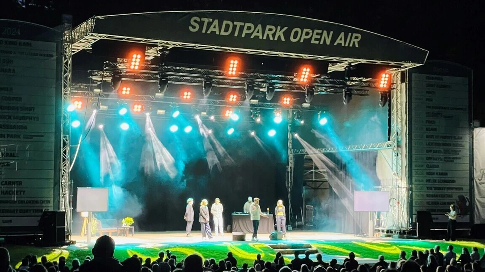 Freilichtbühne bei Nacht mit Publikum davor