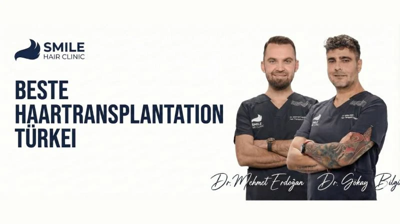 zwei Ärzte der Smile Hair Clinic in blauen OP-Shirts