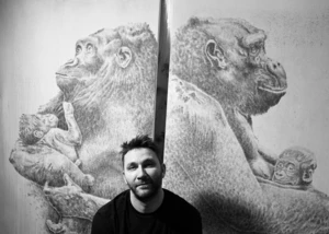 Künstler Sebastian Unterrainer vor einem seiner Kunstwerke