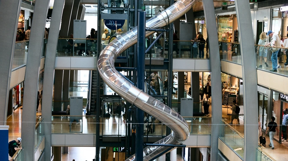 Die Riesenrutsche in der Europa-Passage von außen
