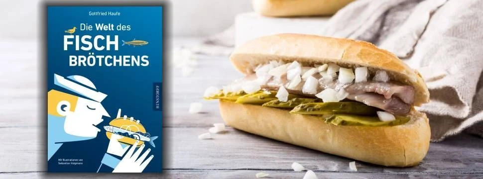 Fischbrötchen mit Hering, Gurke und Zwiebeln und Buchcover "Die Welt des Fischbrötchens"