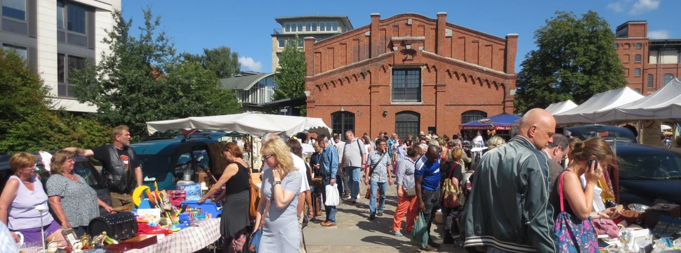Besucher schauen sich Trödel, Second-Hand und Hausrat an den Ständen auf dem Kulturflohmarkt an