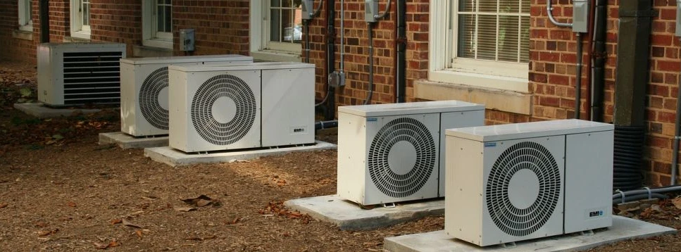 Mehrere Klimaanlagen auf dem Dach eines Gebäudes