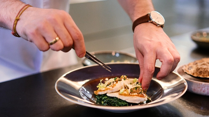 Galerie-Bild 5: Man sieht zwei Hände, die gerade Essen schön drapieren