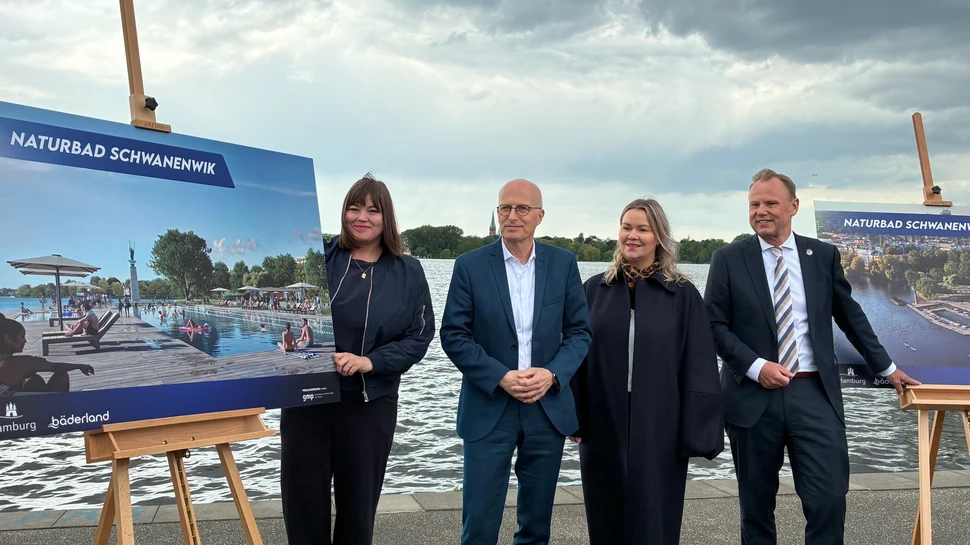 Katharina Fegebank, Peter Tschentscher, Susan Zetzmann und Andy Grote an der Außenalster (v. links)