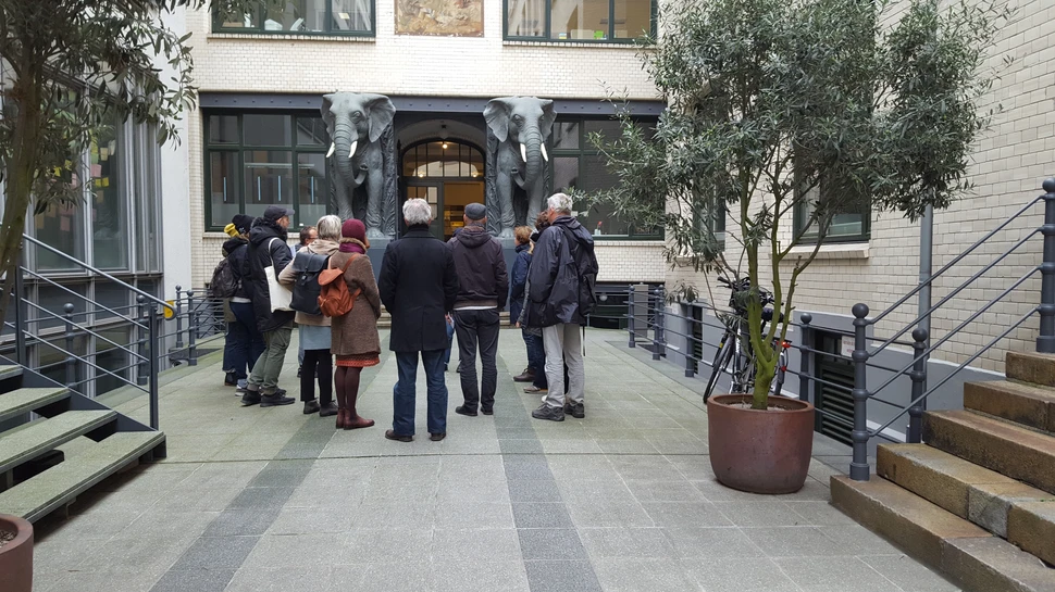 afrikahaus-mit-gruppe_ssachse021