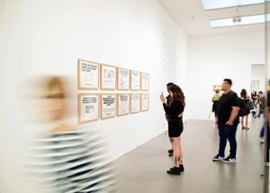 Menschen stehen vor Bilder und mache Fotos