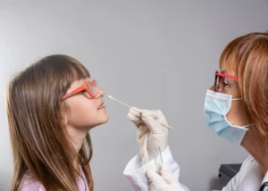 Kind beim Corona-Test, © www.iStock.com / Nenad Cavoski