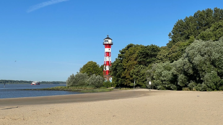 Galerie-Bild 2: Elbstrand und Leuchtturm Wittenbergen