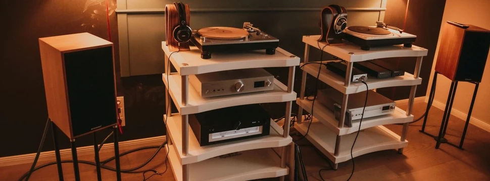 Eine Stereolage mit Schallplattenspieler und Boxen in gedämpften Licht