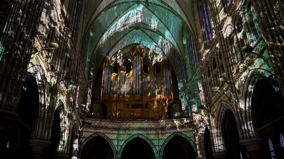 INFINITY Projektionen am Gewölbe der Kulturkirche Altona
