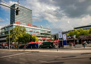 Hohes Bürogebäude an einer Straße in Berlin