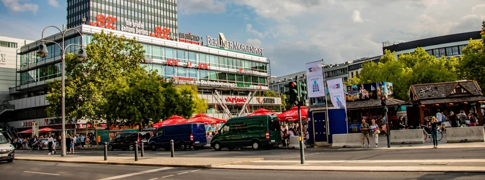 Hohes Bürogebäude an einer Straße in Berlin