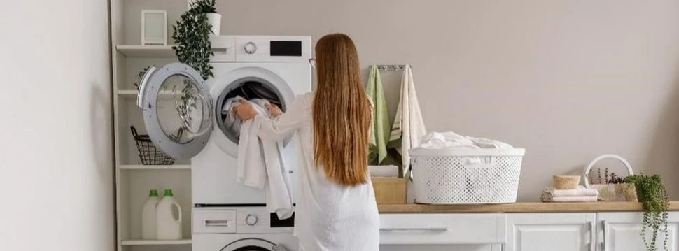 Für eine langlebige Garderobe ist regelmäßiges Waschen der Kleidung wichtig, © Pixel-Shot (#653942729) /stock.adobe.com