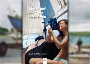 Nicolette Milnes mit einem Ferngerät auf ihrem Segelschiff