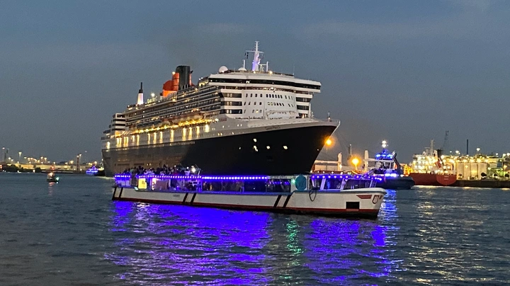 Galerie-Bild 1: Barkasse mit blauem Licht vor der Queen Elisabeth 2