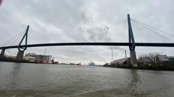 Galerie-Bild 3: Köhlbrandbrücke von einer Barkasse aus gesehen