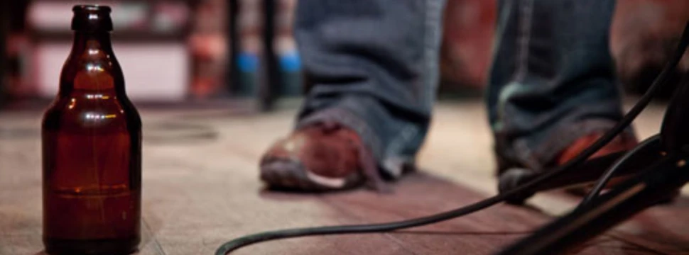 Bühnenboden mit Bierflasche und Mikroständer