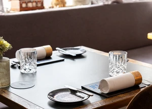 gedeckter Tisch im Gourmet-Restaurant Jellyfish