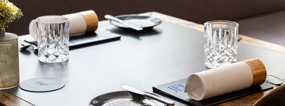 gedeckte Tische im Gourmet-Restaurant Jellyfish