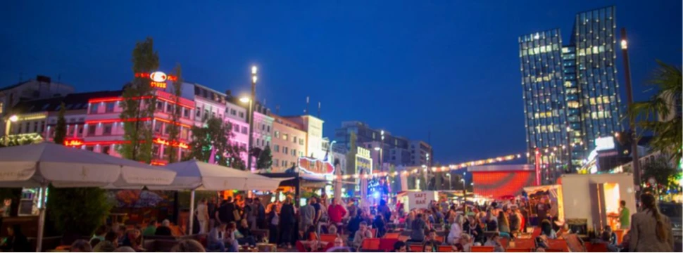Viele Menschen am Abend auf dem quirligen Spielbudenplatz