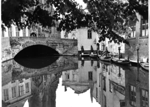 Ein Schwarzweiß-Foto einer Brücke in Brügge in den 1940ern