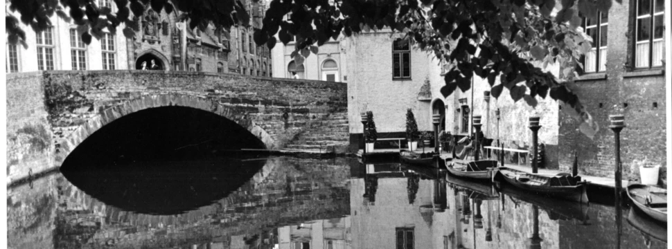 Ein Schwarzweiß-Foto einer Brücke in Brügge in den 1940ern